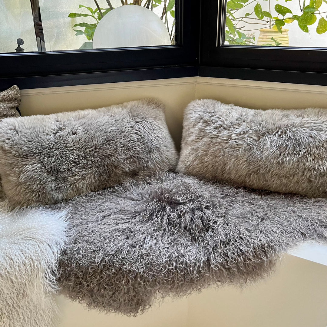 Peau en Poil Long de Mouton Tibétain - Robin ajoutant une touche de luxe sur un canapé moderne.