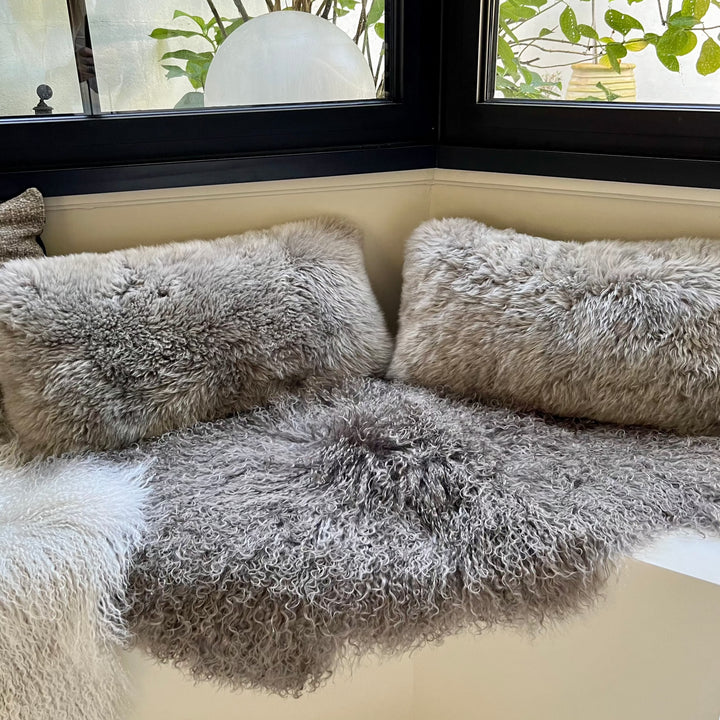 Peau en Poil Long de Mouton Tibétain - Robin ajoutant une touche de luxe sur un canapé moderne.